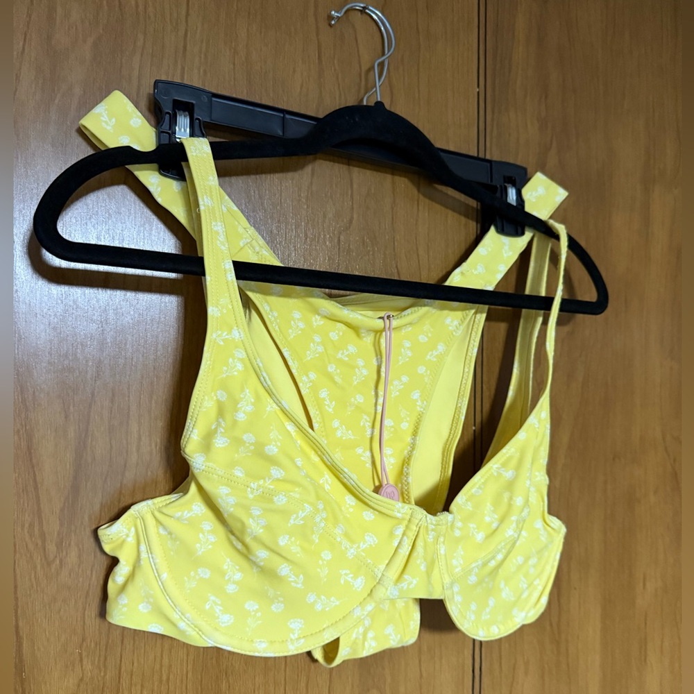 House of CB MARIPOSA
YELLOW WHITE FLORAL PRINT BIKINI - Picture 2 of 4